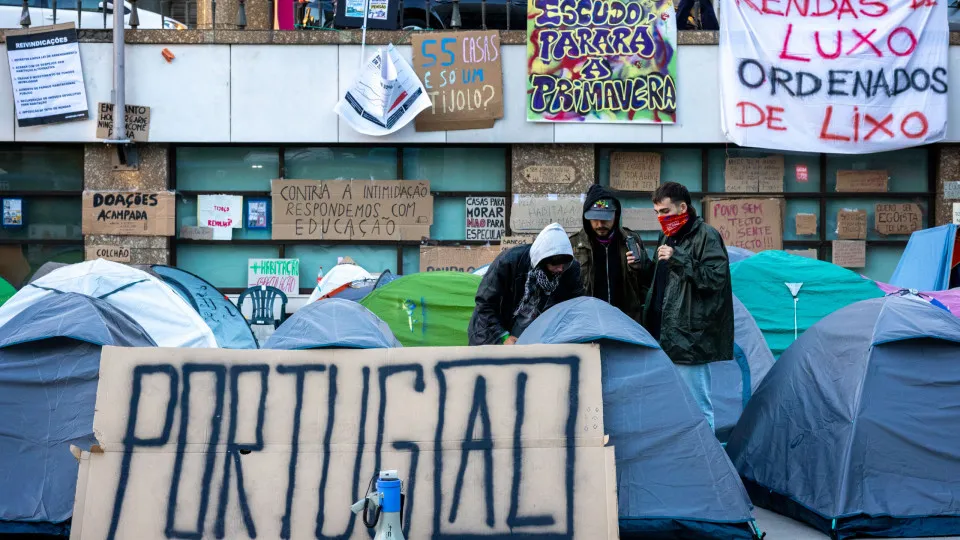 Port camp joins the protest for couple threatened with eviction
