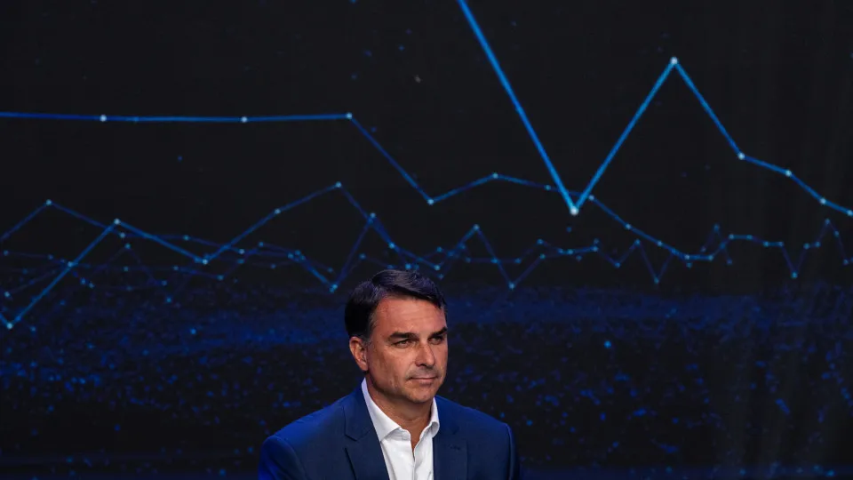 Bolsonaro promete cashback via Pix em contas pagas pelos consumidores