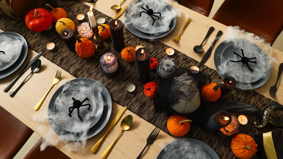 Dos copos aos guardanapos: Como decorar a mesa de Halloween desde 0,90€