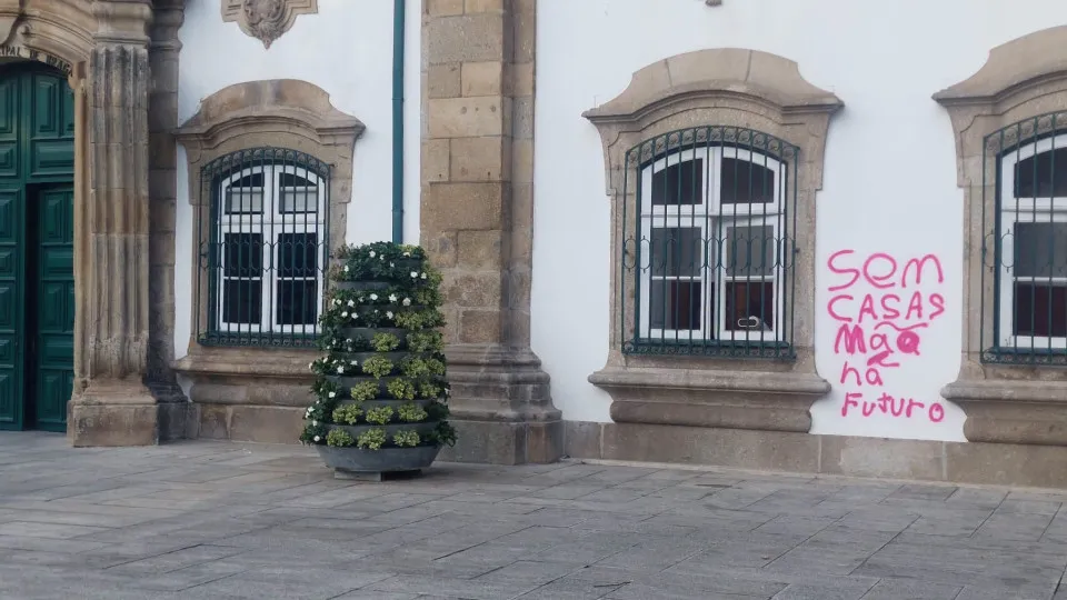 Mayor of Braga condemns graffiti: