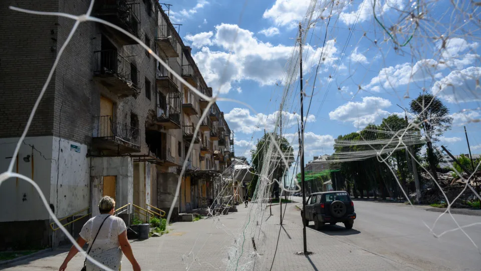Pelo menos um morto e cerca de dez feridos em ataques russos na Ucrânia