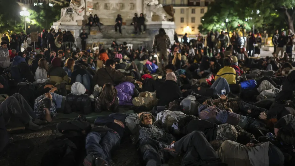 Protesters decide not to stay overnight in Rossio, but still in protest