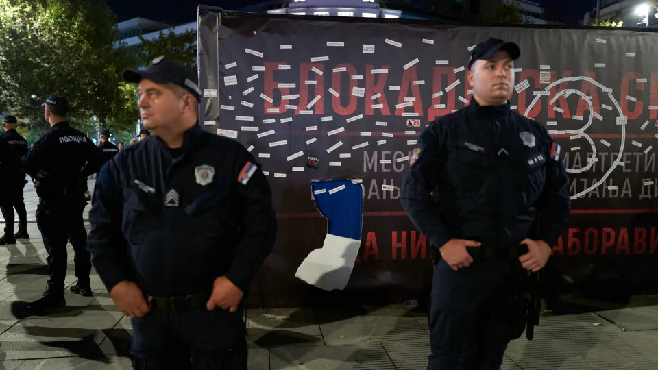 Na Sérvia, Vucic e estudantes confrontam-se nas eleições antecipadas