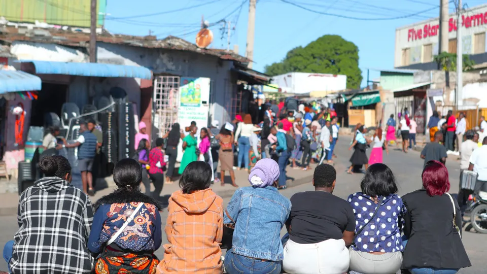 Moçambique prevê contratar 5.541 funcionários em 2027