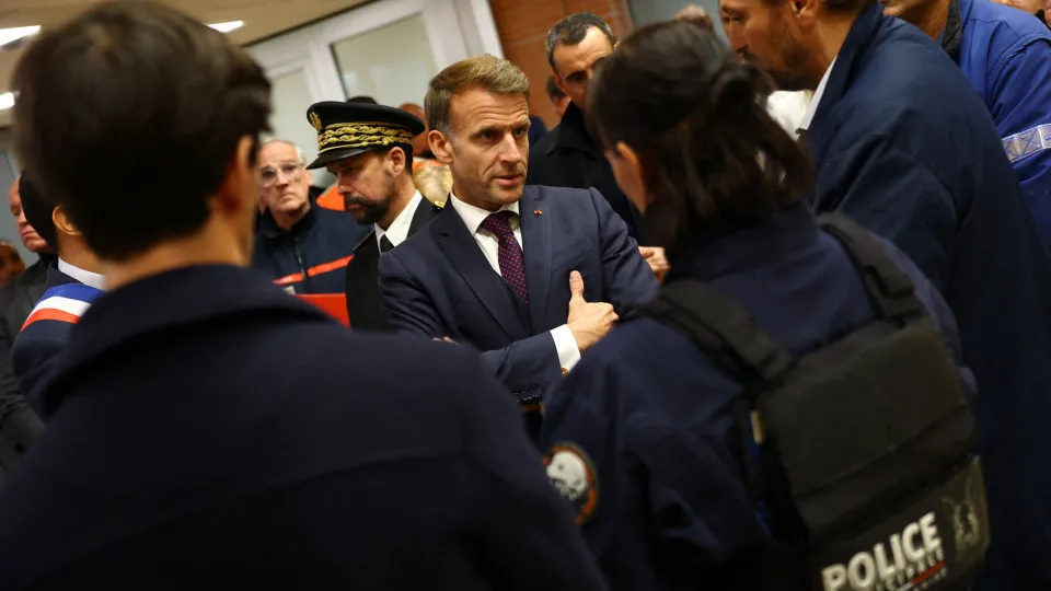 Macron reage a atentado perto de Paris: