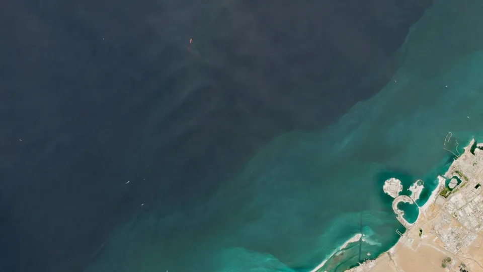 Derrame de petróleo na costa dos Emirados gera risco de maré negra