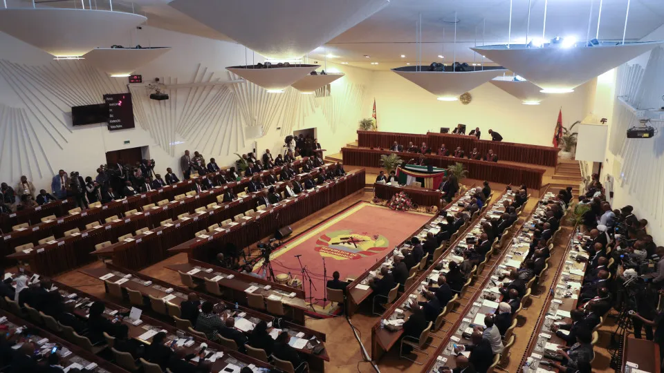 Parlamento moçambicano reúne-se em sessão extraordinária para alterar OE