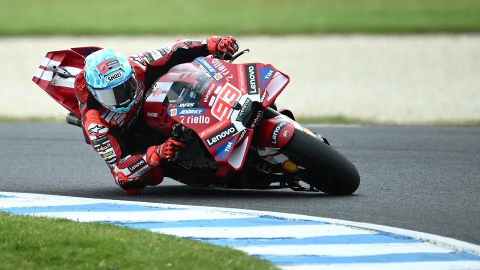 Marc Márquez vence sprint e recupera liderança após queda de Martín