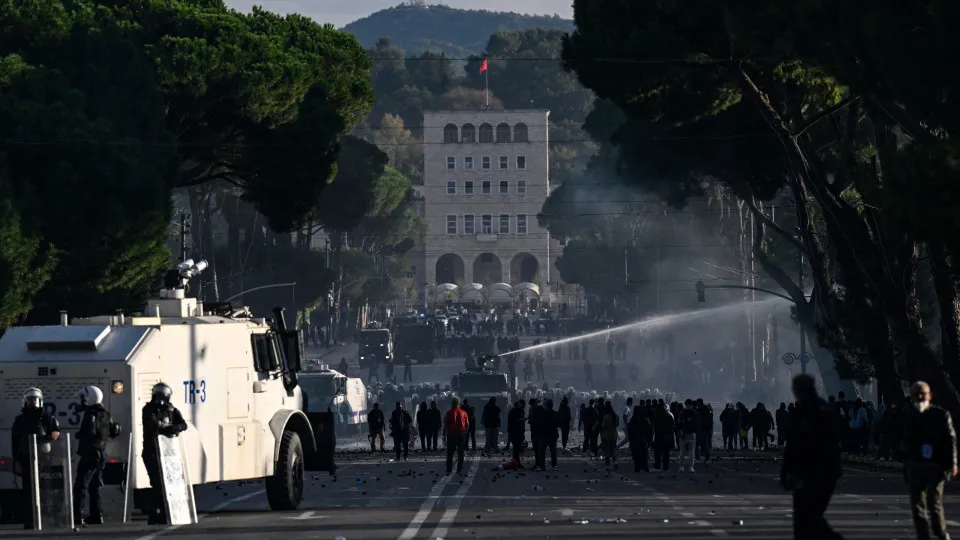 Polícia albanesa usa canhões de água para dispersar estudantes em protesto