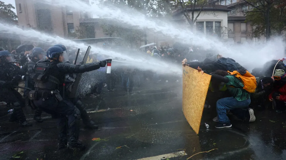 Mais de cem mil pessoas manifestam-se em Paris. Veja as imagens