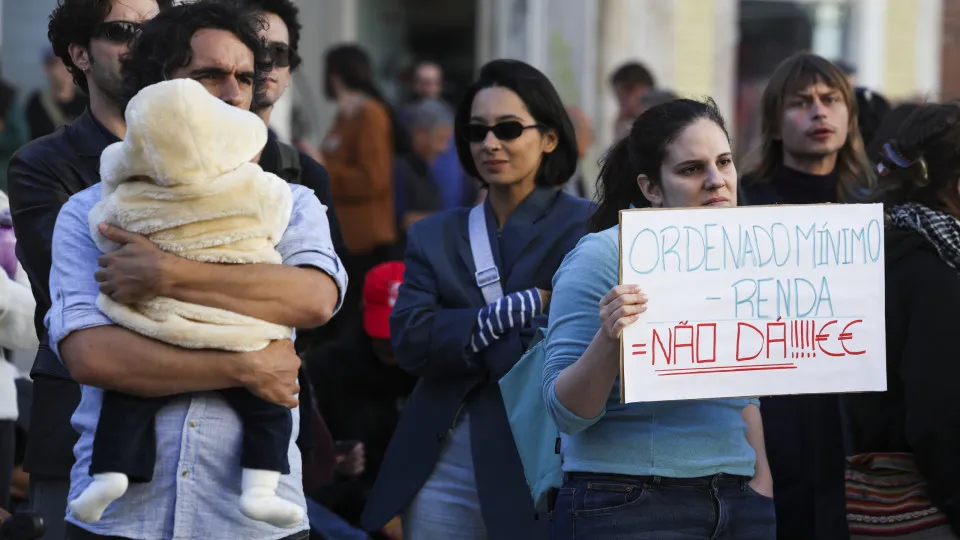 About 200 people gathered in Coimbra against the housing crisis