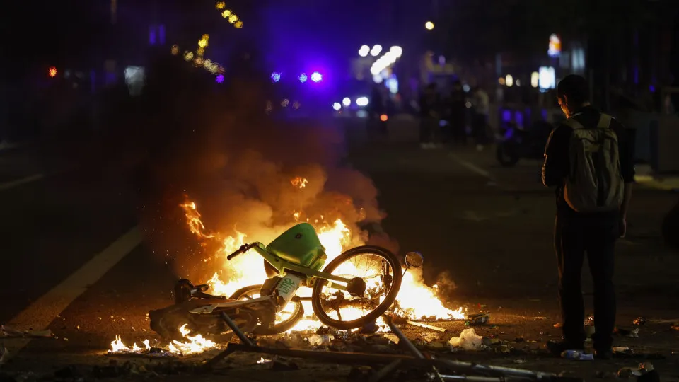 Young people in Barcelona cause chaos in protest with material damage
