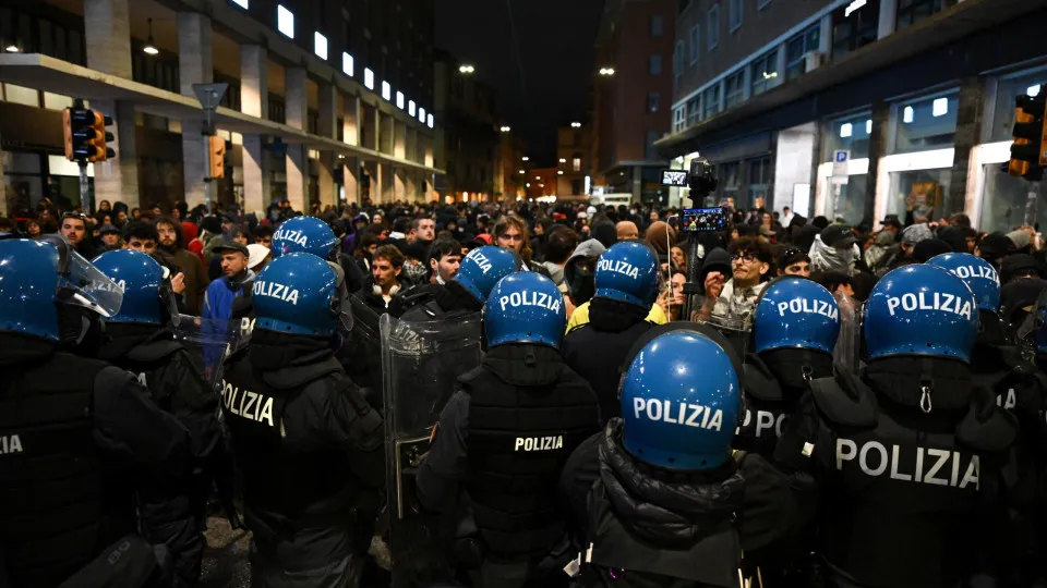 Almost 400 people arrested or detained in protests in Italy