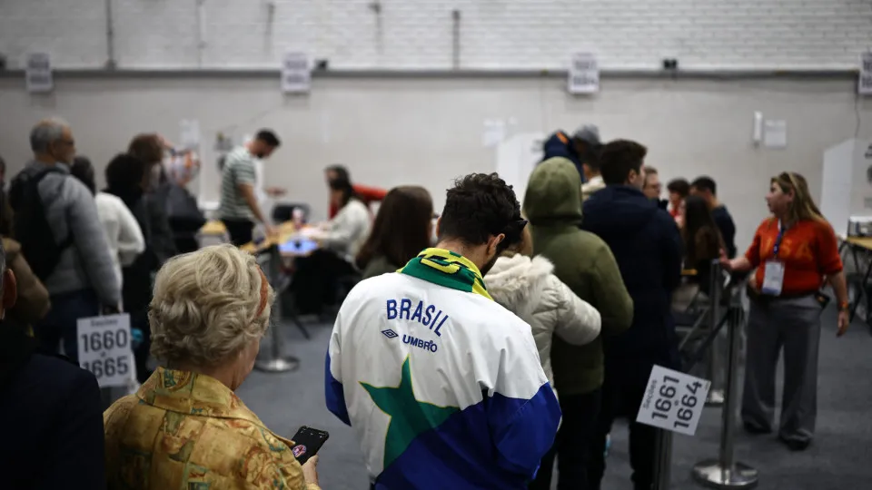 Abertas mesas de voto para 2.ª volta entre Lula e Bolsonaro. As imagens