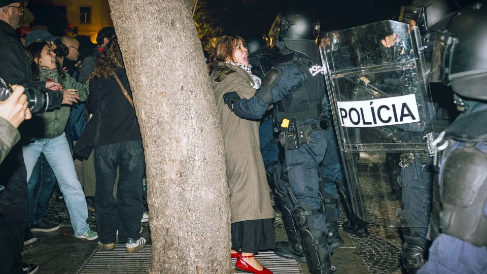 27 wounded in Lisbon after police action at Rossio Camp