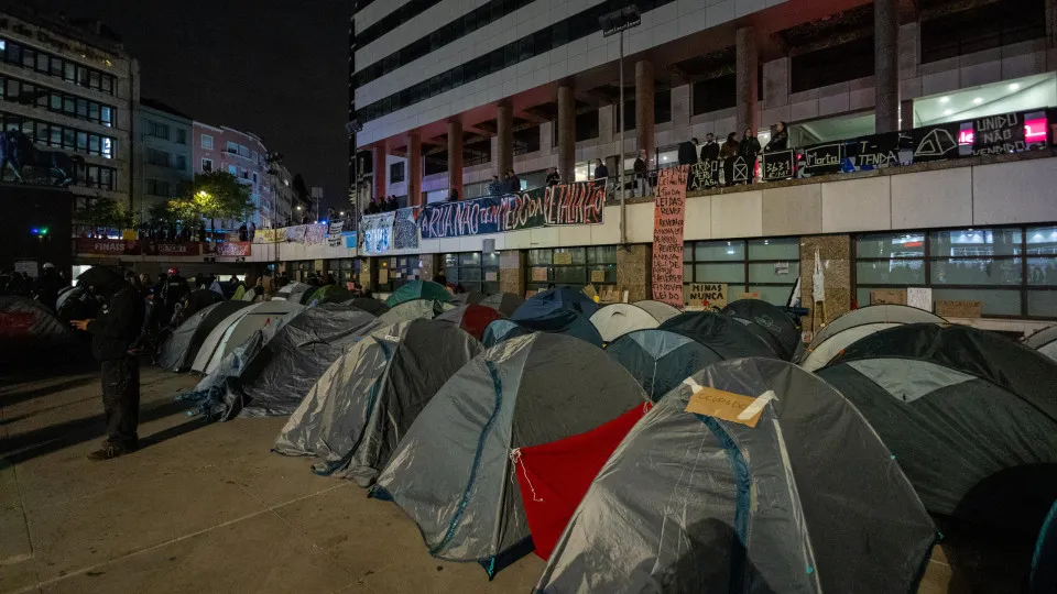 Housing: Tents mounted at 11:30 p.m. in Praça D. João I in Porto