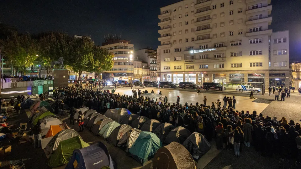 Parties and horns by Lula close day of demonstration in Porto