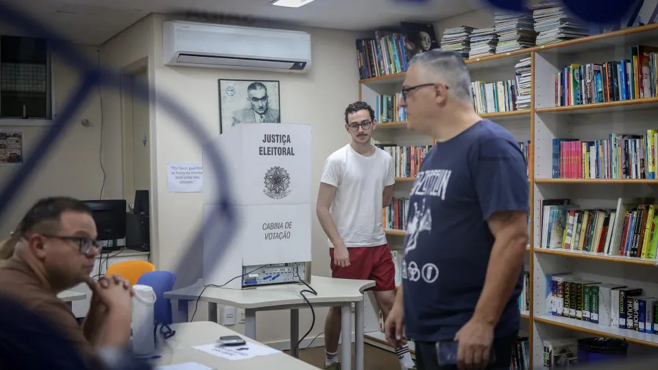 Prorrogação de votação no Brasil é apenas onde as urnas estavam abertas