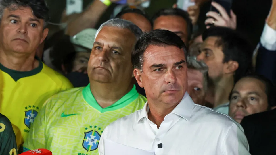 Juiz proíbe Flávio Bolsonaro deixar Brasil e exige entrega do passaporte