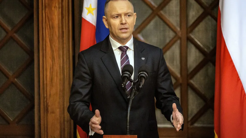 Presidente polaco ordena polícia levantar bloqueio do Constitucional