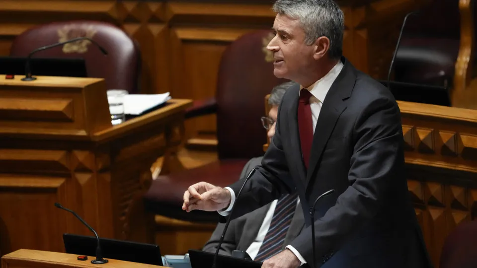 Carneiro accuses PSD and CDS of detracting and attacking PS in the budgetary debate