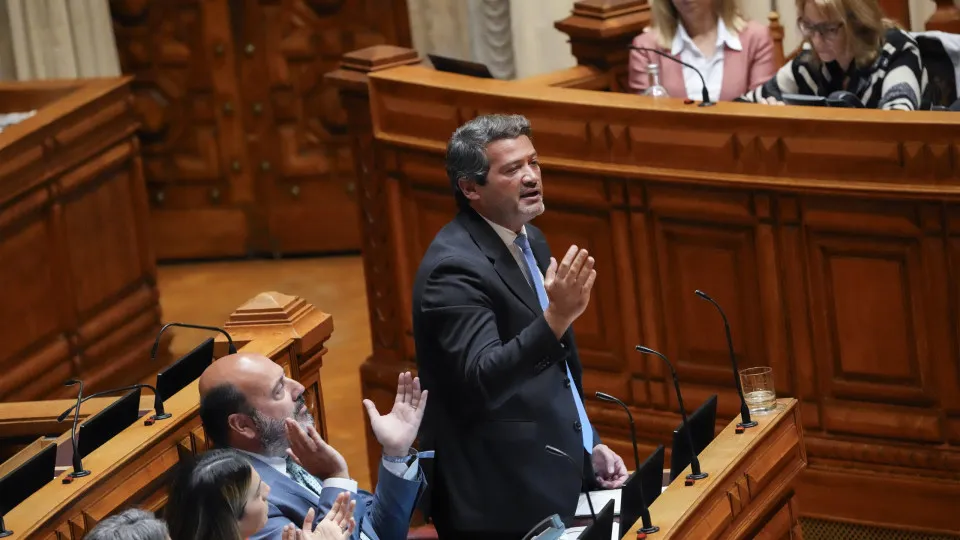 Arrives challenging Government to comply agreement on lease