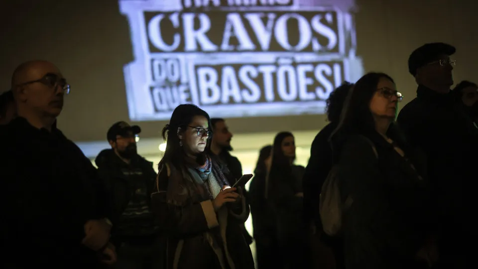 More than 300 people returned to D. João I Square in Porto in protest