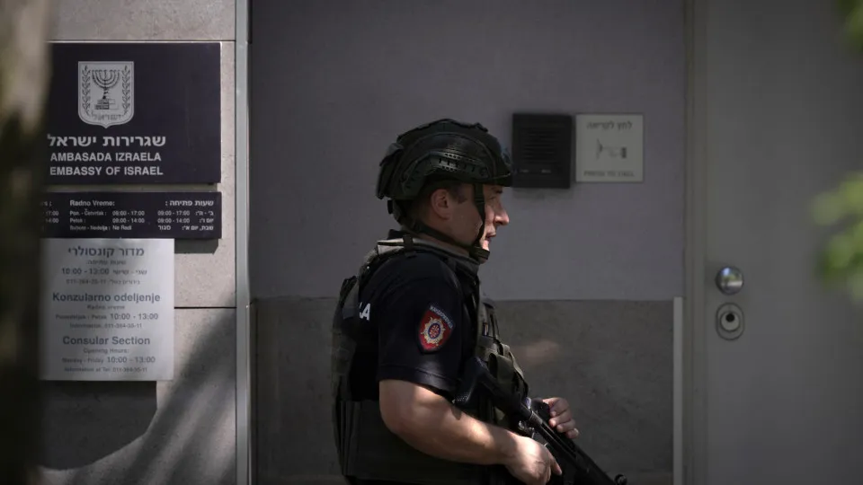Menor morto após atacar guarda à entrada da Embaixada de Israel na Sérvia