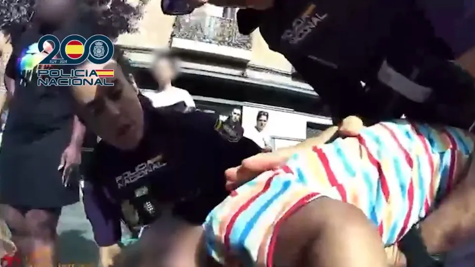 Polícias salvam vida de bebé engasgado no centro de Madrid. Eis o vídeo