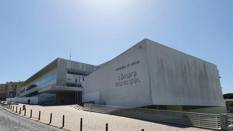 Seixal requires public hospital and alert for overcrowding in Almada