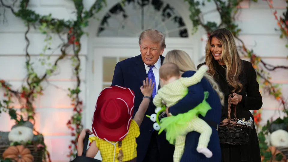 Doçura ou travessura? Trump e Melania celebraram Halloween na Casa Branca