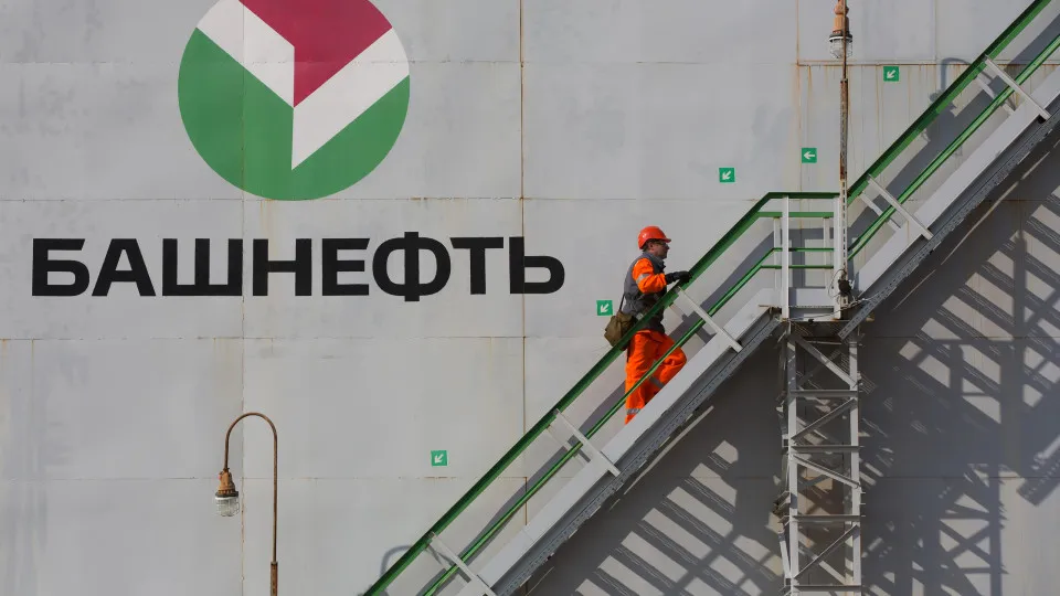 Kyiv atinge refinaria na Rússia a mais de 1.500 km da fronteira