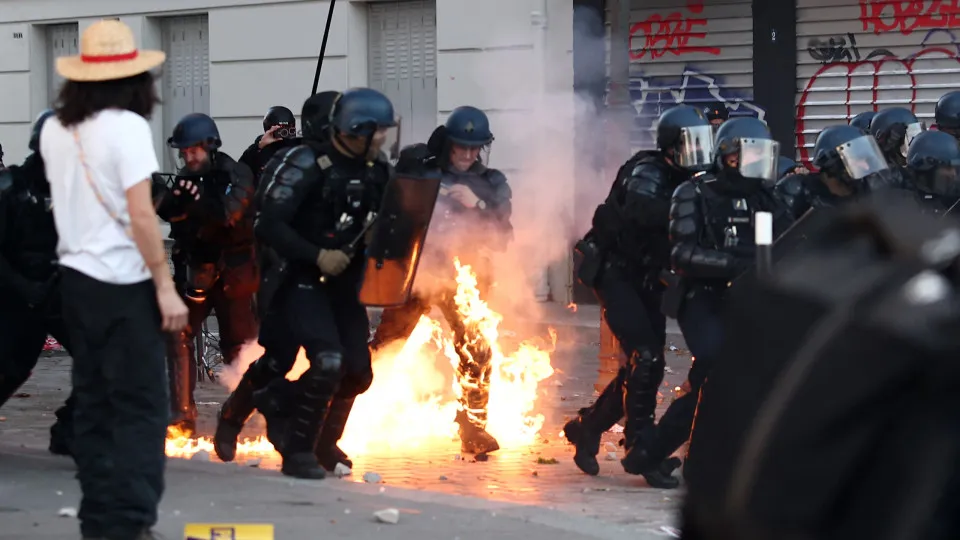 Setenta mil pessoas em protesto em Paris com confrontos com polícia