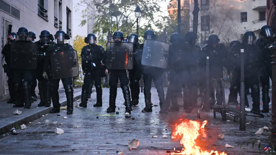 Pelo menos 422 detidos em França no 3.º sábado consecutivo de protesto