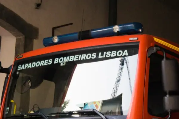 Incêndio deflagra em prédio em obras em Alfama