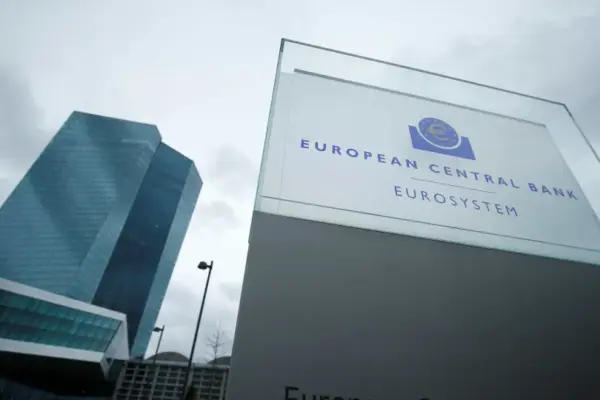 Euro sobe face ao dólar após indicação de subida de taxas em dezembro